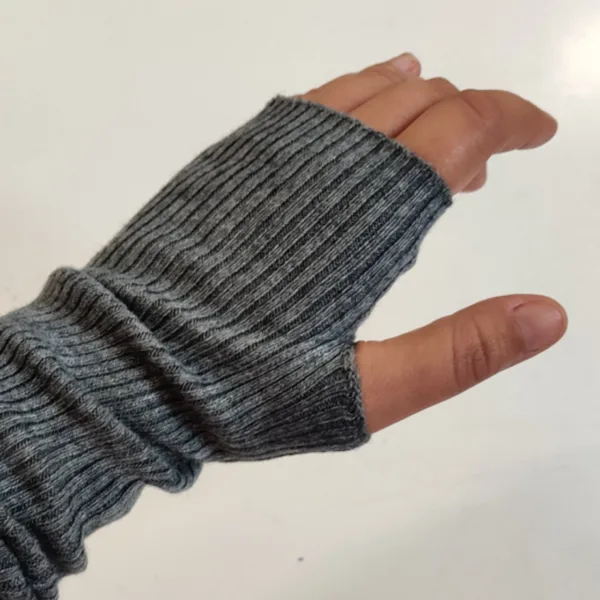 Lysegrå Håndledsvarmere med fingerhul Grå - Standart vare